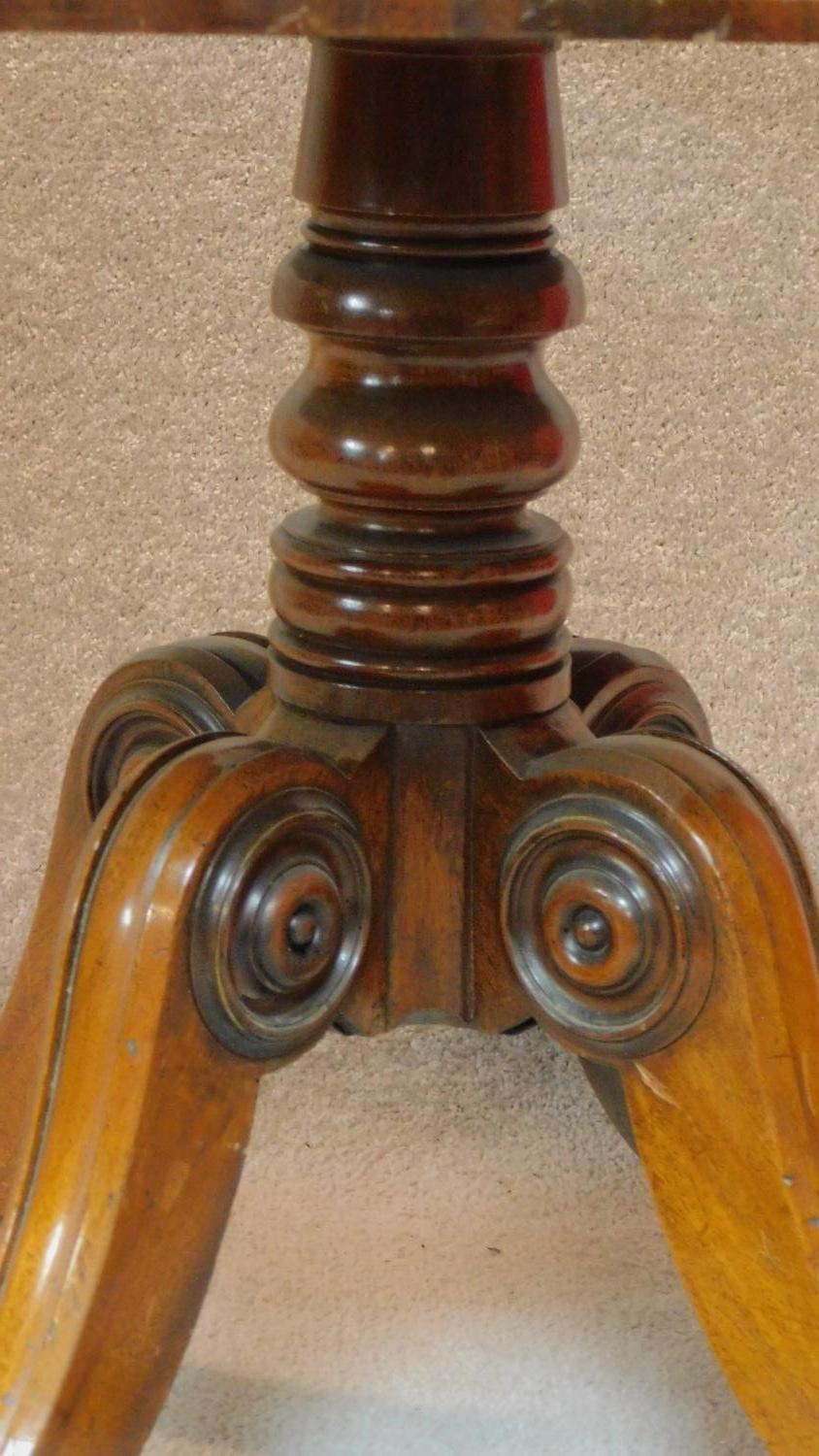 A Regency mahogany and satinwood crossbanded drop flap Pembroke table on carved quadruped cabriole - Image 5 of 8