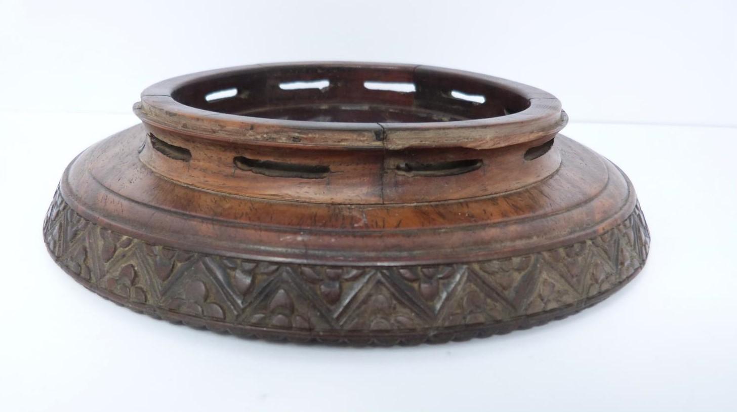 A Chinese 19th century hardwood pierced display stand, dragon motif with carved flower detailing - Image 4 of 5