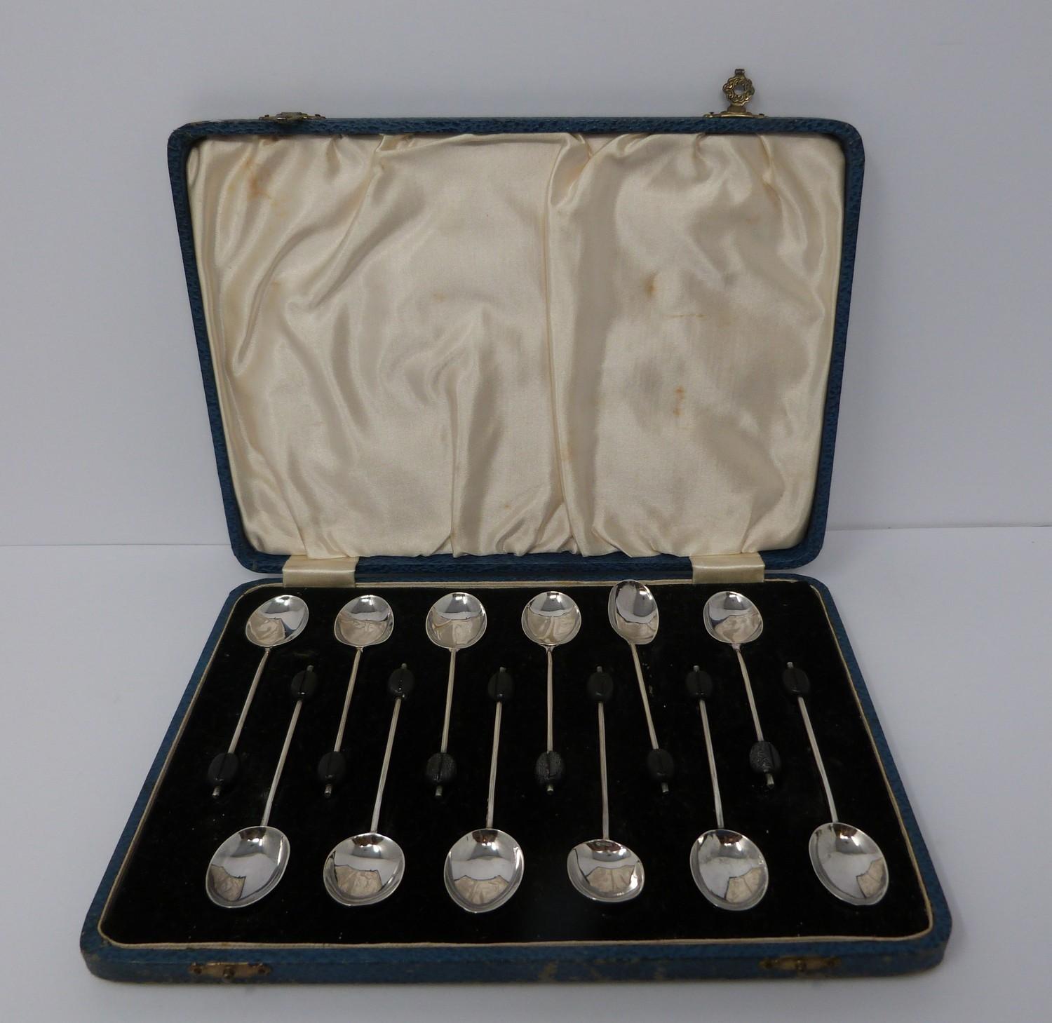 Two cased sets of coffee spoons, two silver dishes and two cased silver plated sets, EPNS grapefruit - Image 2 of 16