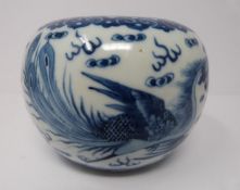 A blue and white Chinese pot, Qing dynasty, 19th century, phoenix and dragon decoration, 10 cm