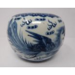 A blue and white Chinese pot, Qing dynasty, 19th century, phoenix and dragon decoration, 10 cm