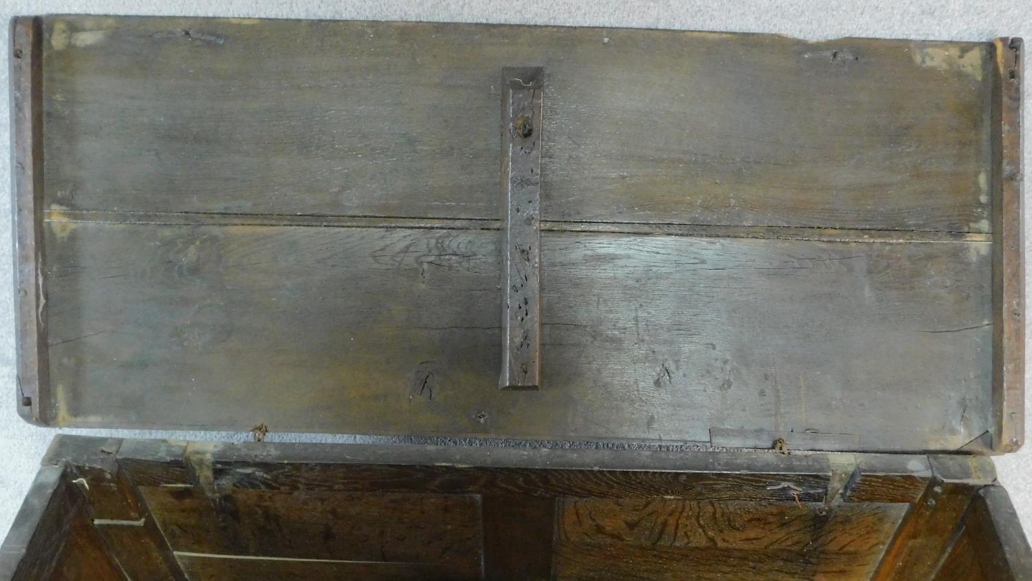 An early 17th century oak coffer with linenfold panels and hinged lidded top on block feet. H.62 W. - Image 4 of 10