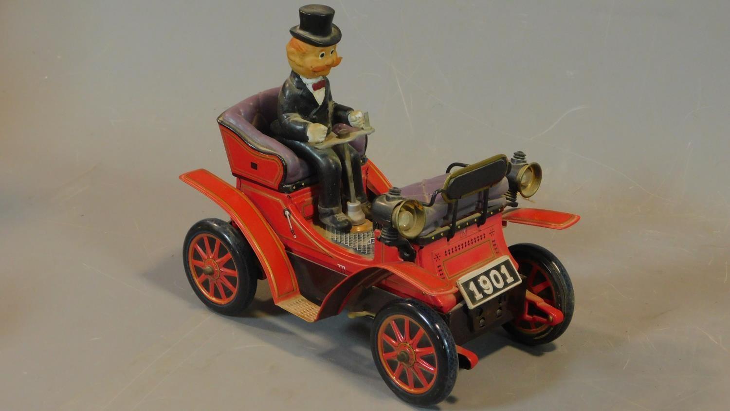 A toy model of a marching band and a tinplate vintage car. 21x25cm (car) - Image 3 of 5