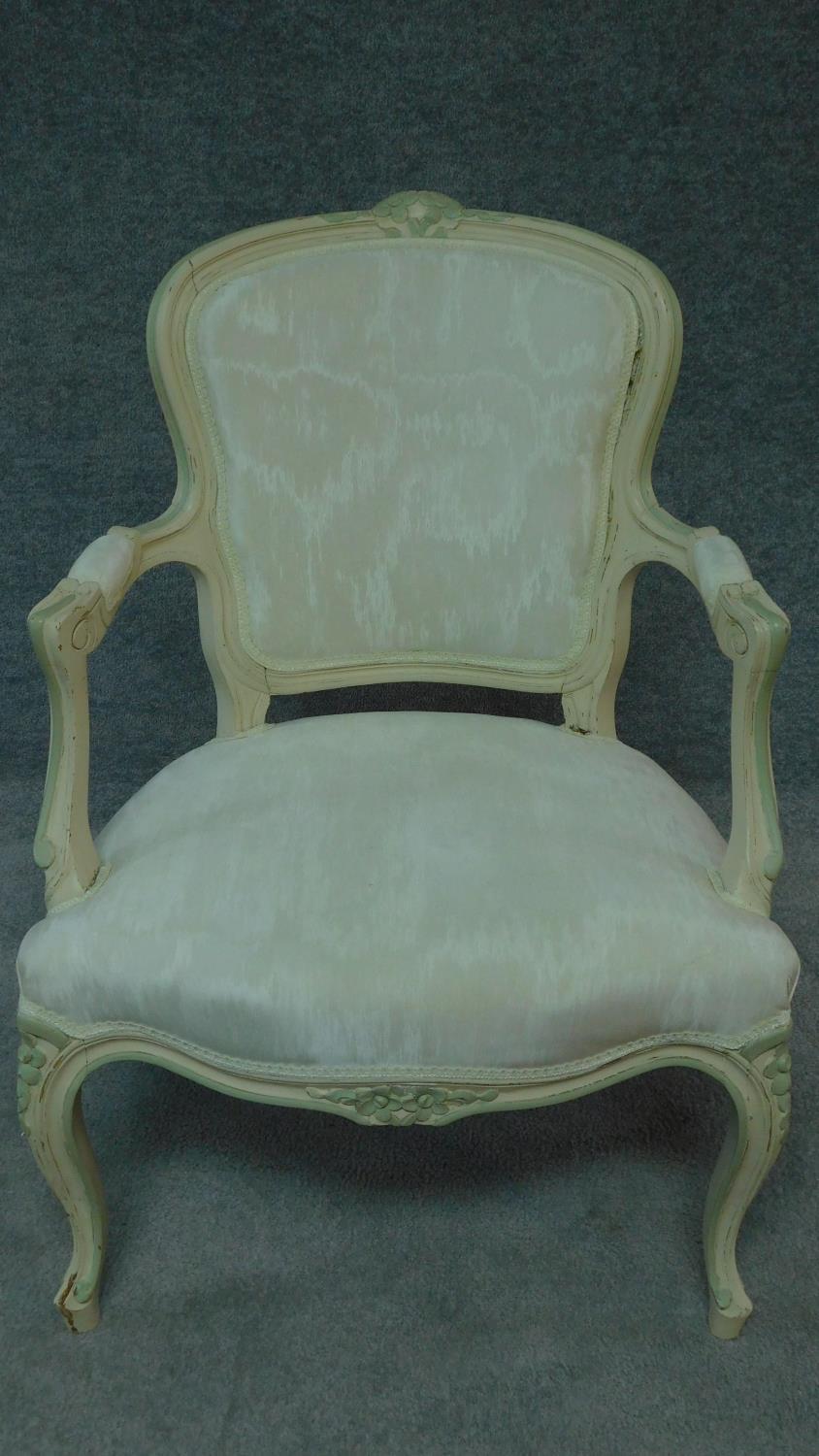 A carved and painted fauteuil in ivory damask on cabriole supports. H.86cm - Image 2 of 9