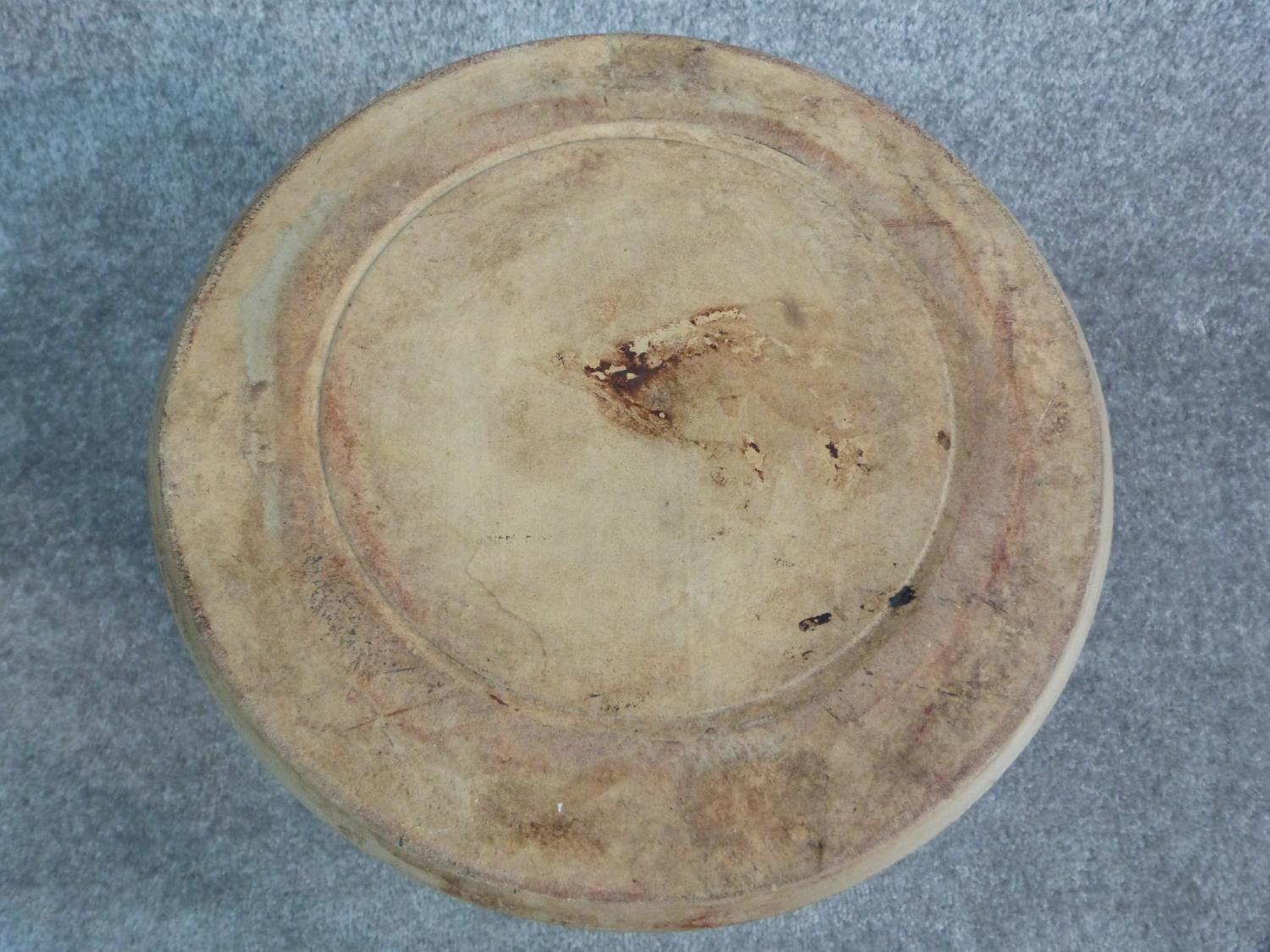 A stoneware bread bin with wooden bread board cover. H 36m - Image 4 of 5