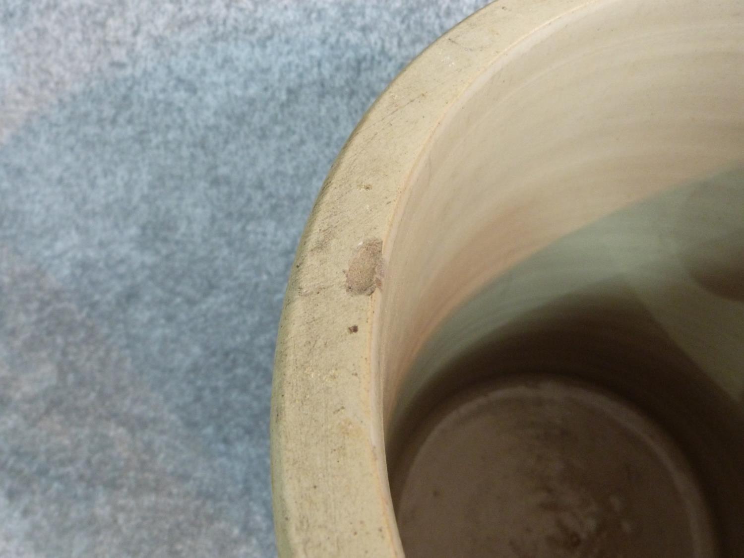 A stoneware bread bin with wooden bread board cover. H 36m - Image 5 of 5