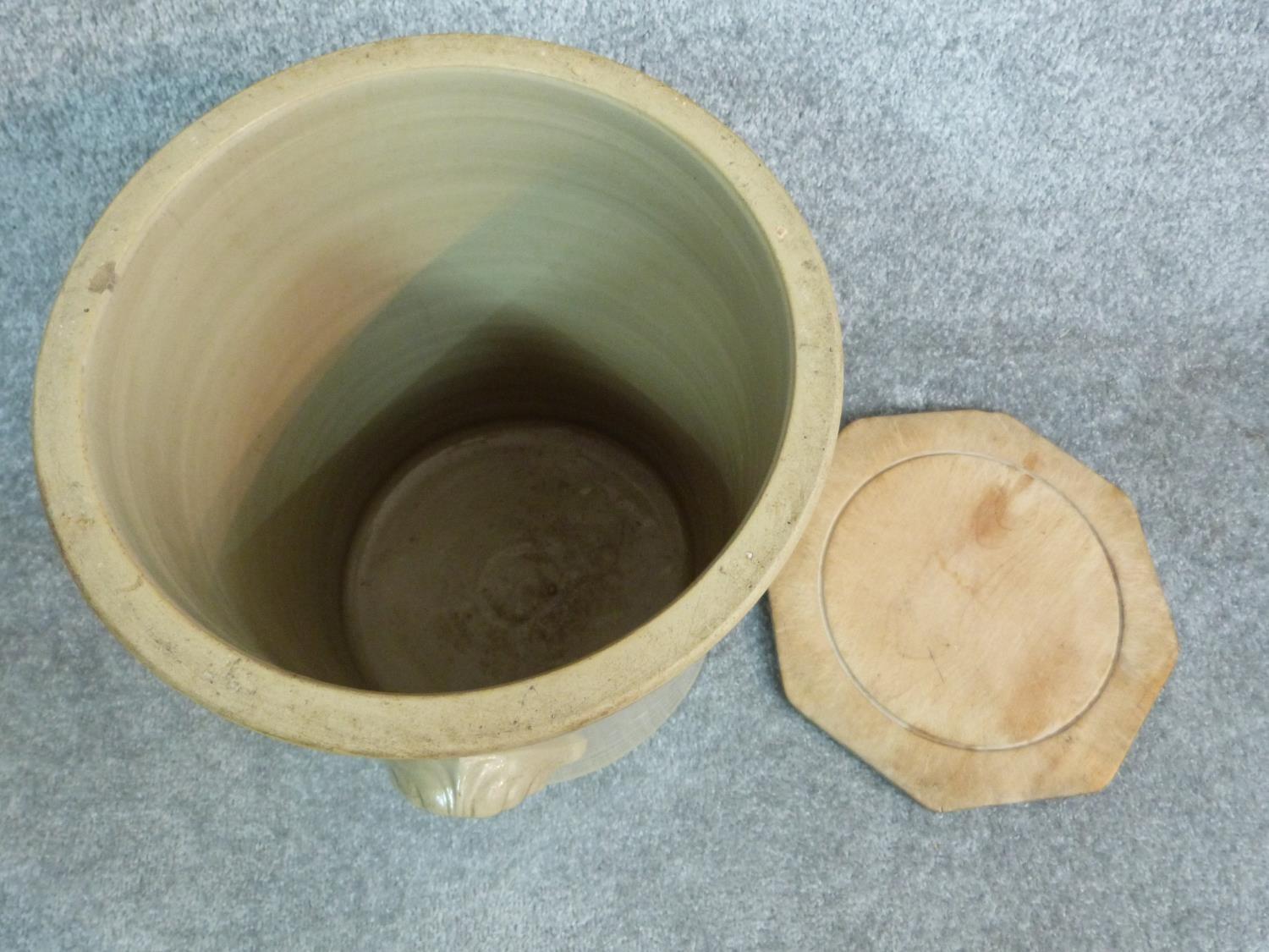 A stoneware bread bin with wooden bread board cover. H 36m - Image 3 of 5