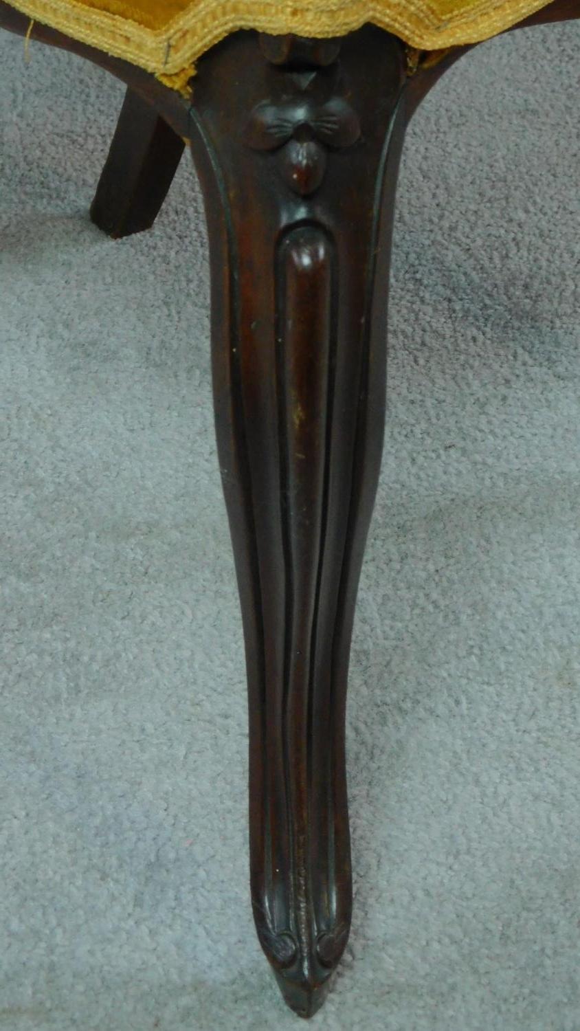 A pair of Victorian rosewood dining chairs with kidney shaped backs on cabriole supports. H.82cm - Image 4 of 6