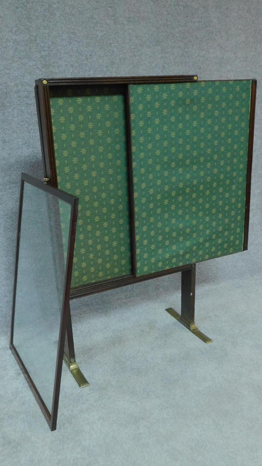 A Regency mahogany fire screen with sliding panels and central glazed drop in section on brass - Image 4 of 6