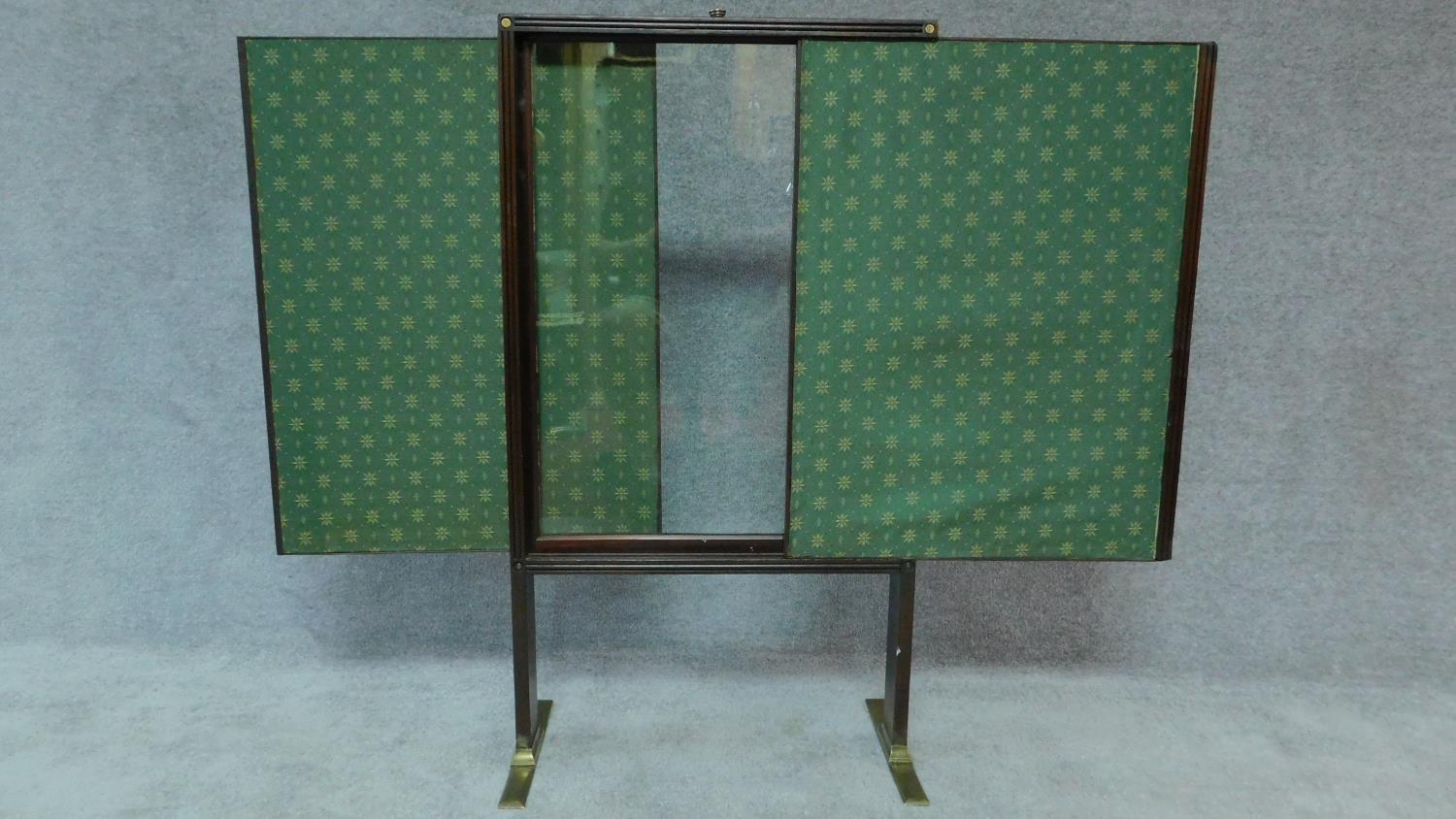 A Regency mahogany fire screen with sliding panels and central glazed drop in section on brass - Image 3 of 6