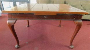 An Edwardian mahogany extending draw leaf dining table on cabriole supports. H.76cm W.107cm L.215cm