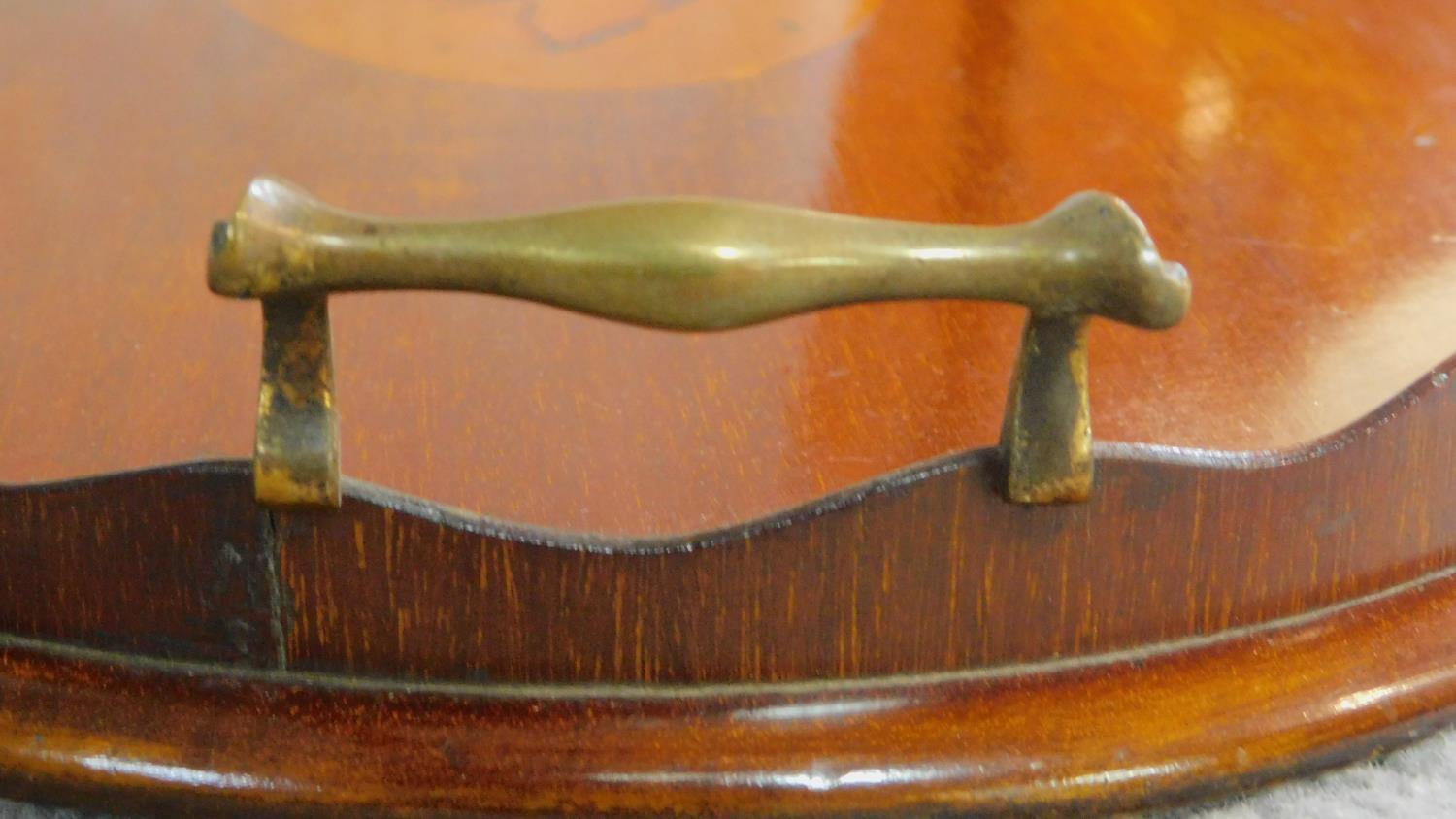 An Edwardian mahogany oval tray with satinwood conch shell inlay and crossbanding with twin brass - Image 4 of 7