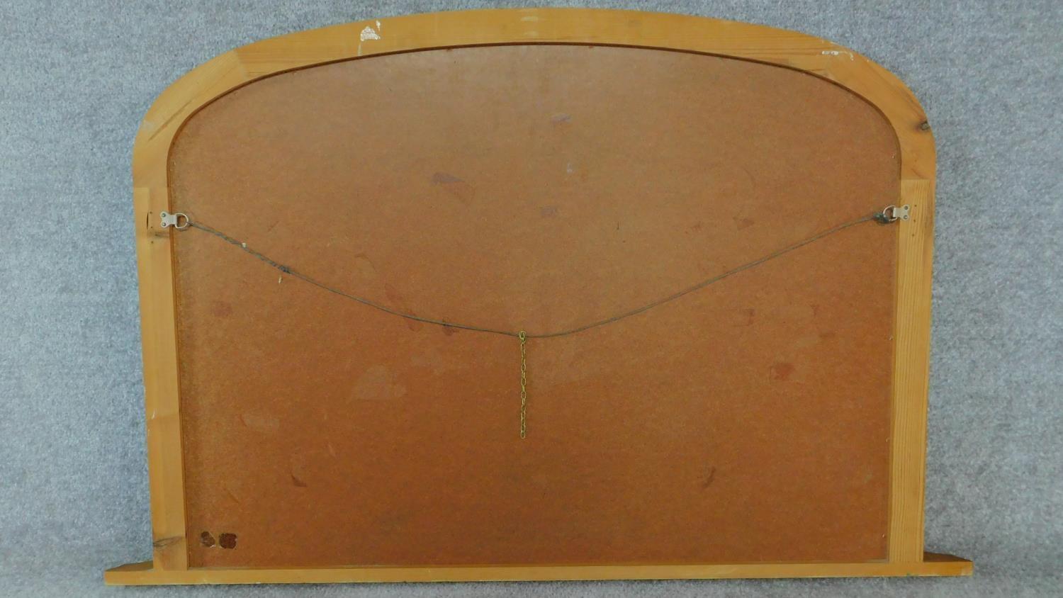 A Victorian style pine arched overmantel mirror. 81x126cm - Image 4 of 4