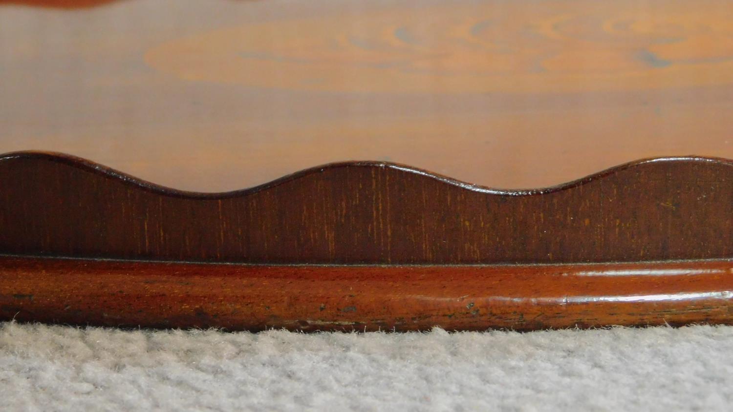 An Edwardian mahogany oval tray with satinwood conch shell inlay and crossbanding with twin brass - Image 6 of 7