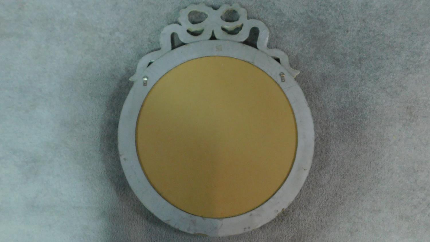 A circular painted wall mirror with ribbon cresting. 75x61cm - Image 4 of 5