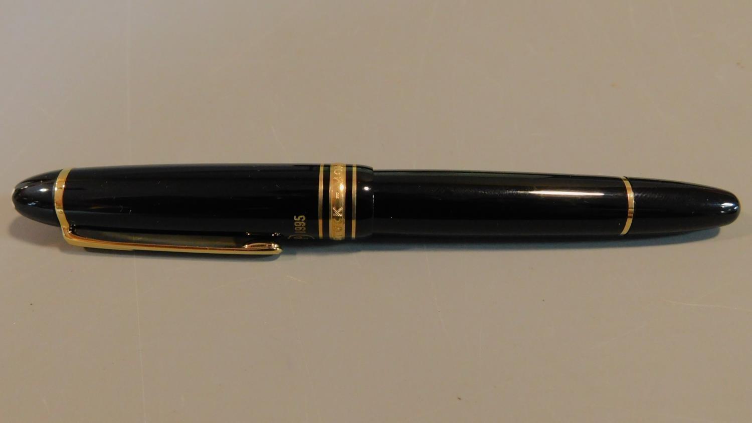 A Montblanc black and gold fountain pen in a Warner Music International black leather presentation - Image 3 of 8