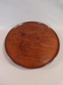 A Georgian mahogany Lazy Susan on revolving base. Diameter 61cm.