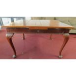 An Edwardian mahogany extending draw leaf dining table on cabriole supports. H.76cm W.107cm L.215cm