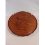 A Georgian mahogany Lazy Susan on revolving base. Diameter 61cm.