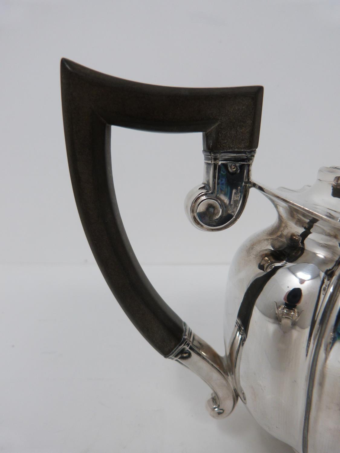 An Edwardian silver tea pot, hallmarked: CB&S or Cooper Brothers and Sons, Sheffield, 1907. Four - Image 4 of 5