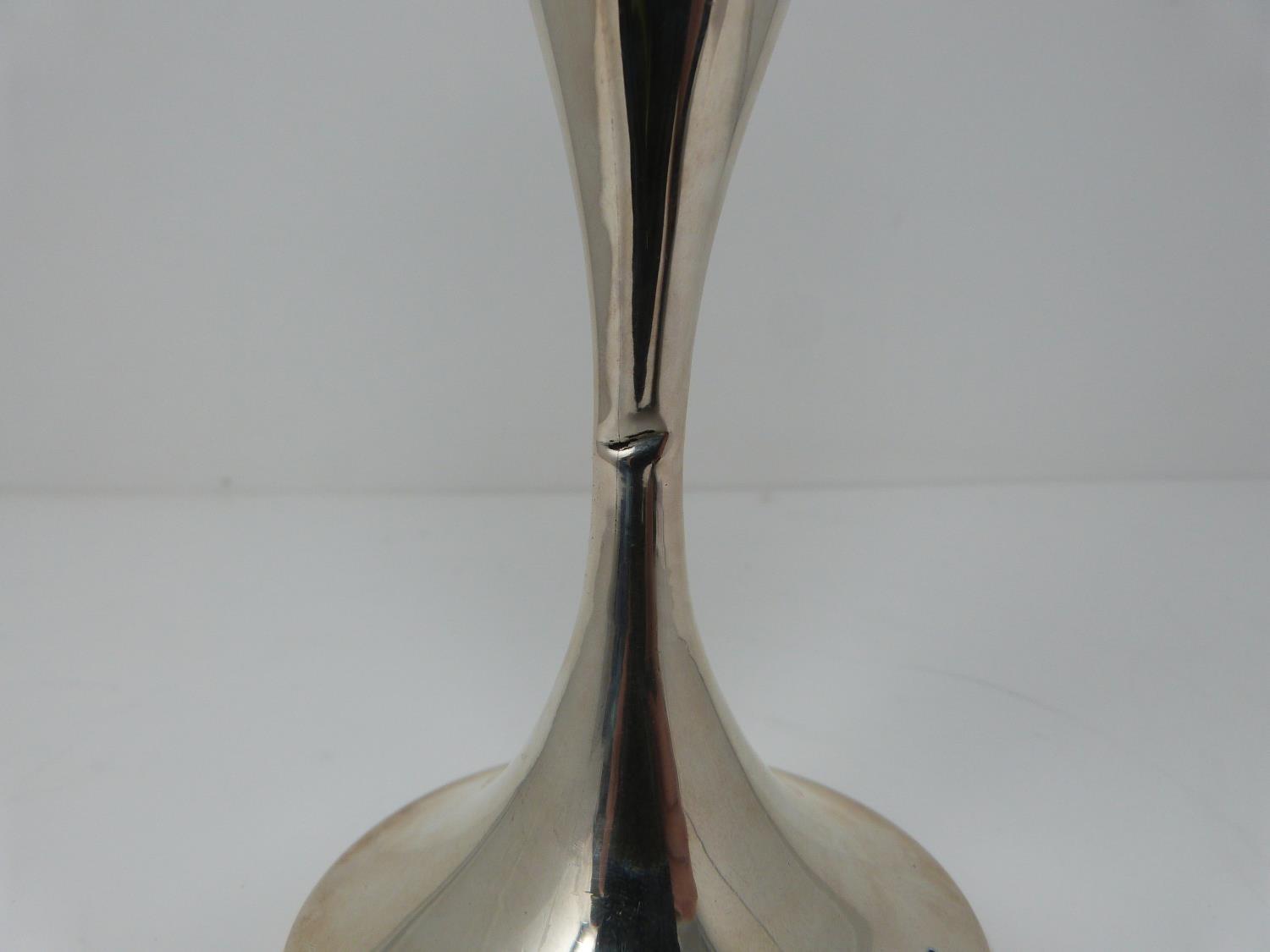 A two handled silver vase. Engraved H.A.C. 1911. Hallmarked: H J C & Co for Henry James Cooper & - Image 5 of 5