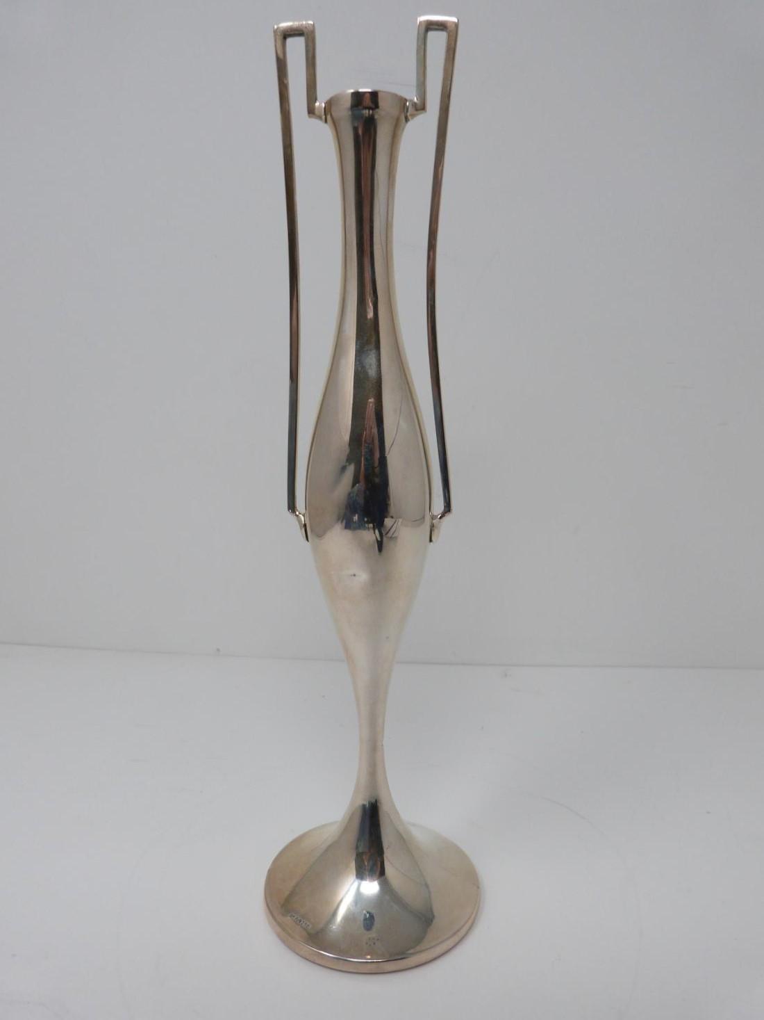 A two handled silver vase. Engraved H.A.C. 1911. Hallmarked: H J C & Co for Henry James Cooper & - Image 4 of 5