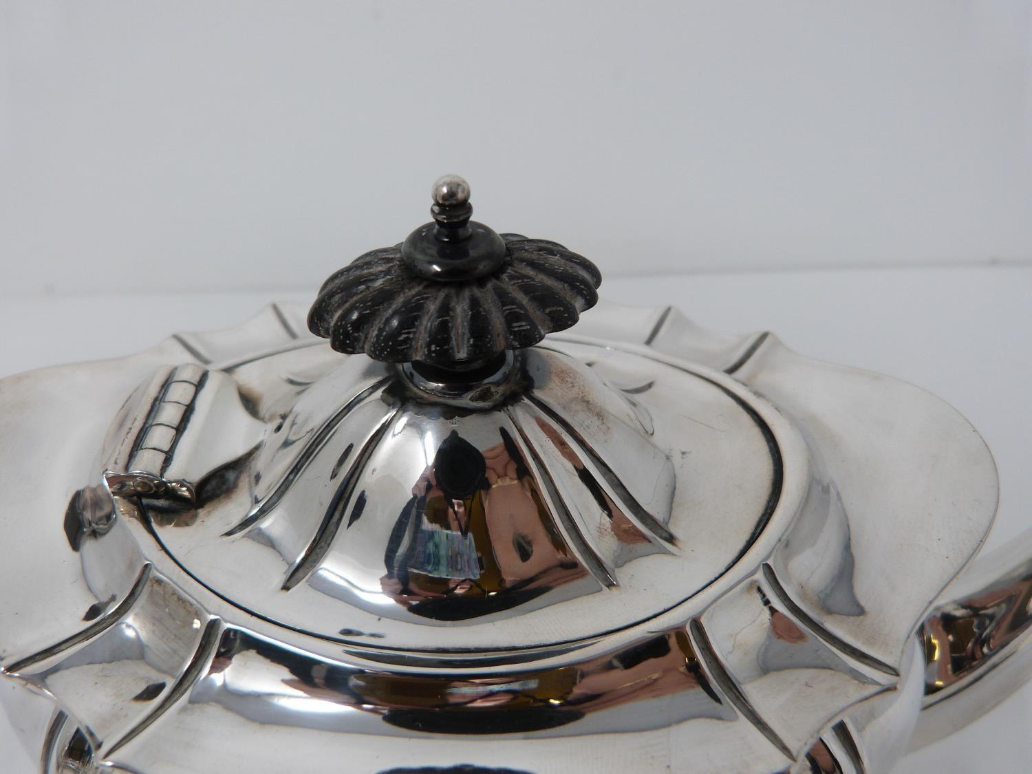 An Edwardian silver tea pot, hallmarked: CB&S or Cooper Brothers and Sons, Sheffield, 1907. Four - Image 3 of 5