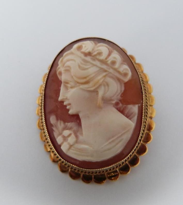 A Gold cameo brooch/pendant depicting ladies side profile, 9 K gold and heart shaped Cubic - Image 2 of 8