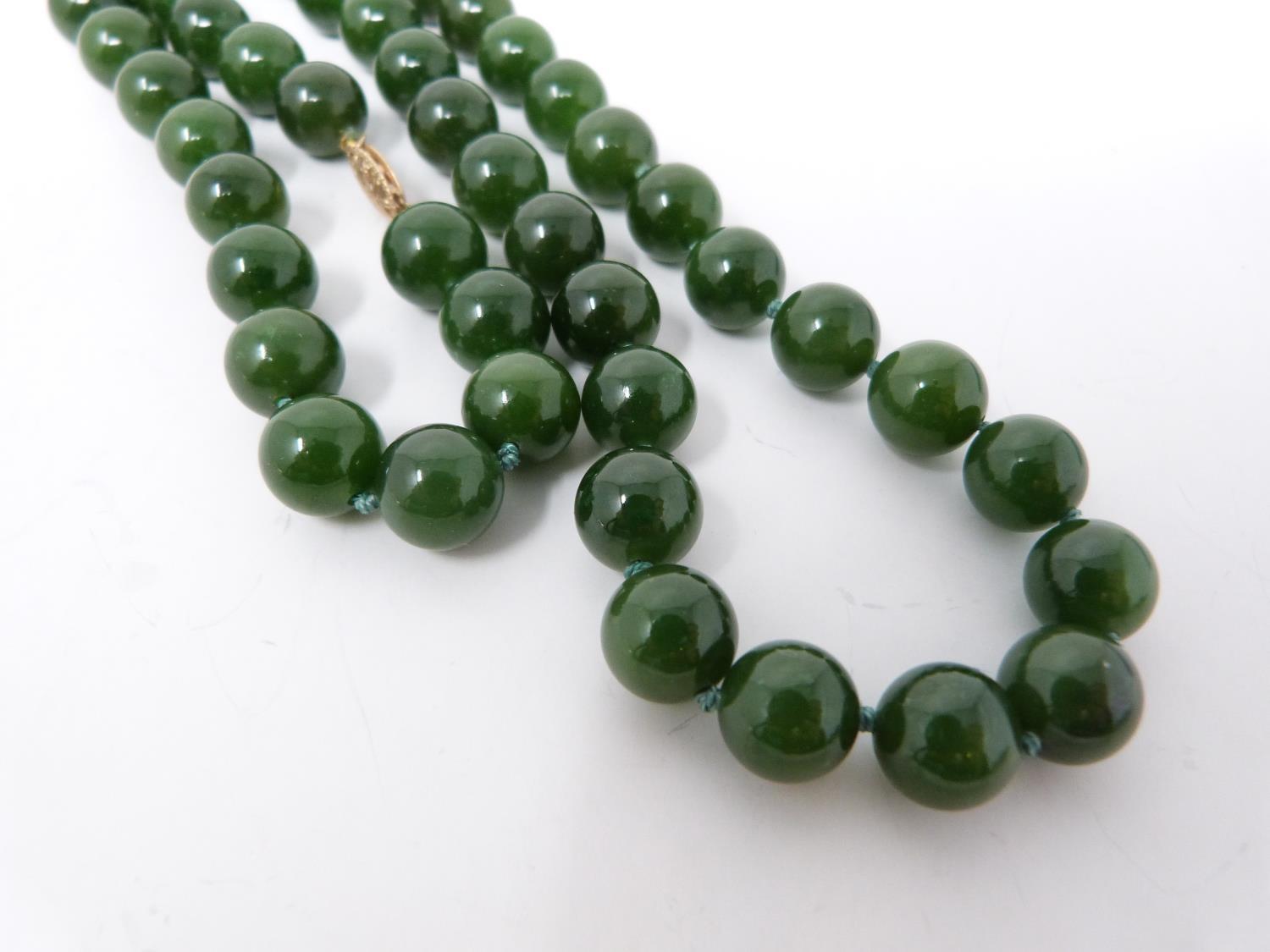 A nephrite necklace with a 10 carat gold clasp. Comprises of 72 round polished nephrite beads, all - Image 6 of 9