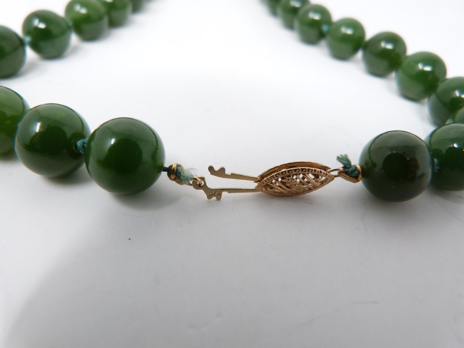 A nephrite necklace with a 10 carat gold clasp. Comprises of 72 round polished nephrite beads, all - Image 8 of 9