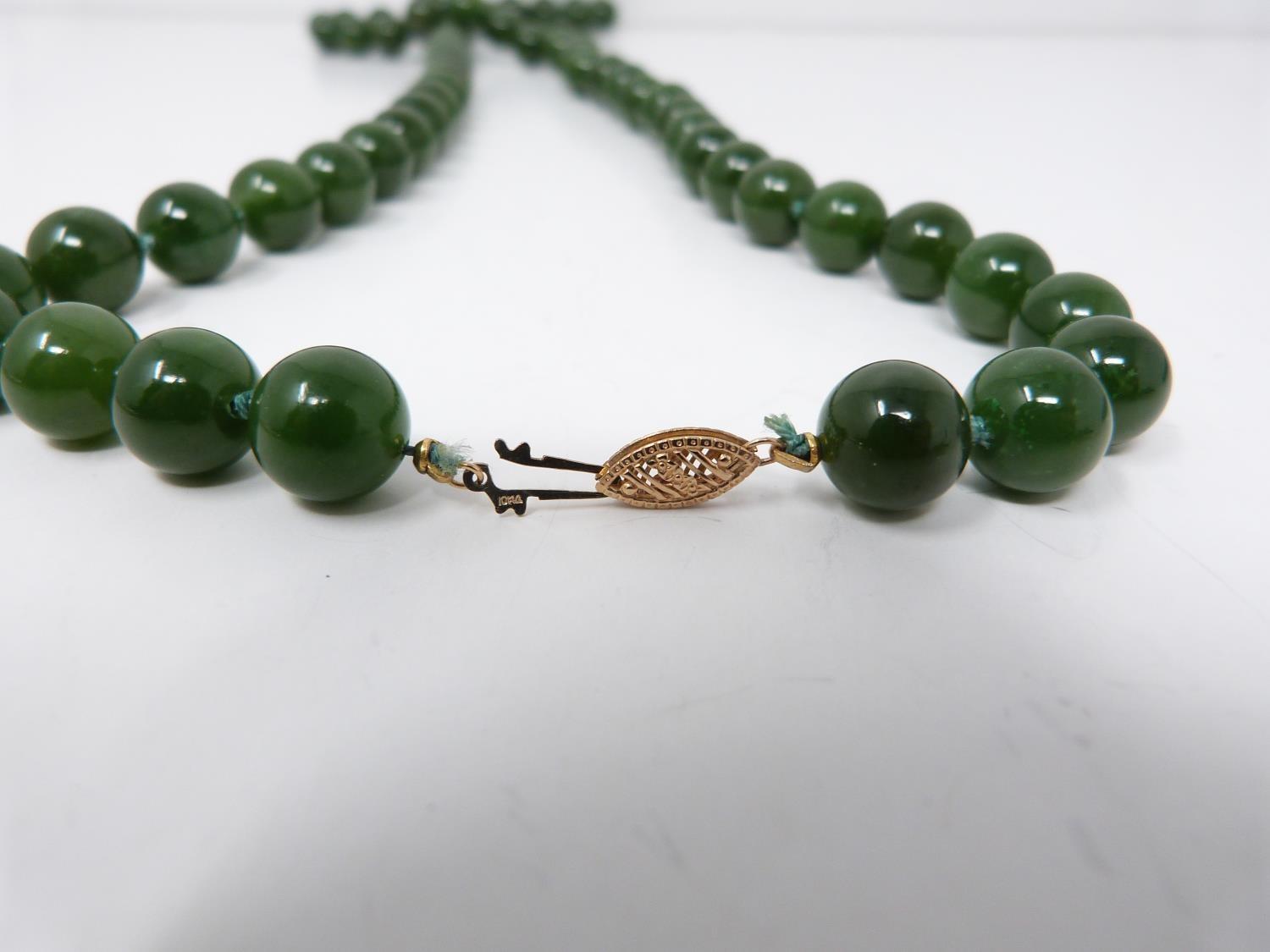 A nephrite necklace with a 10 carat gold clasp. Comprises of 72 round polished nephrite beads, all - Image 7 of 9