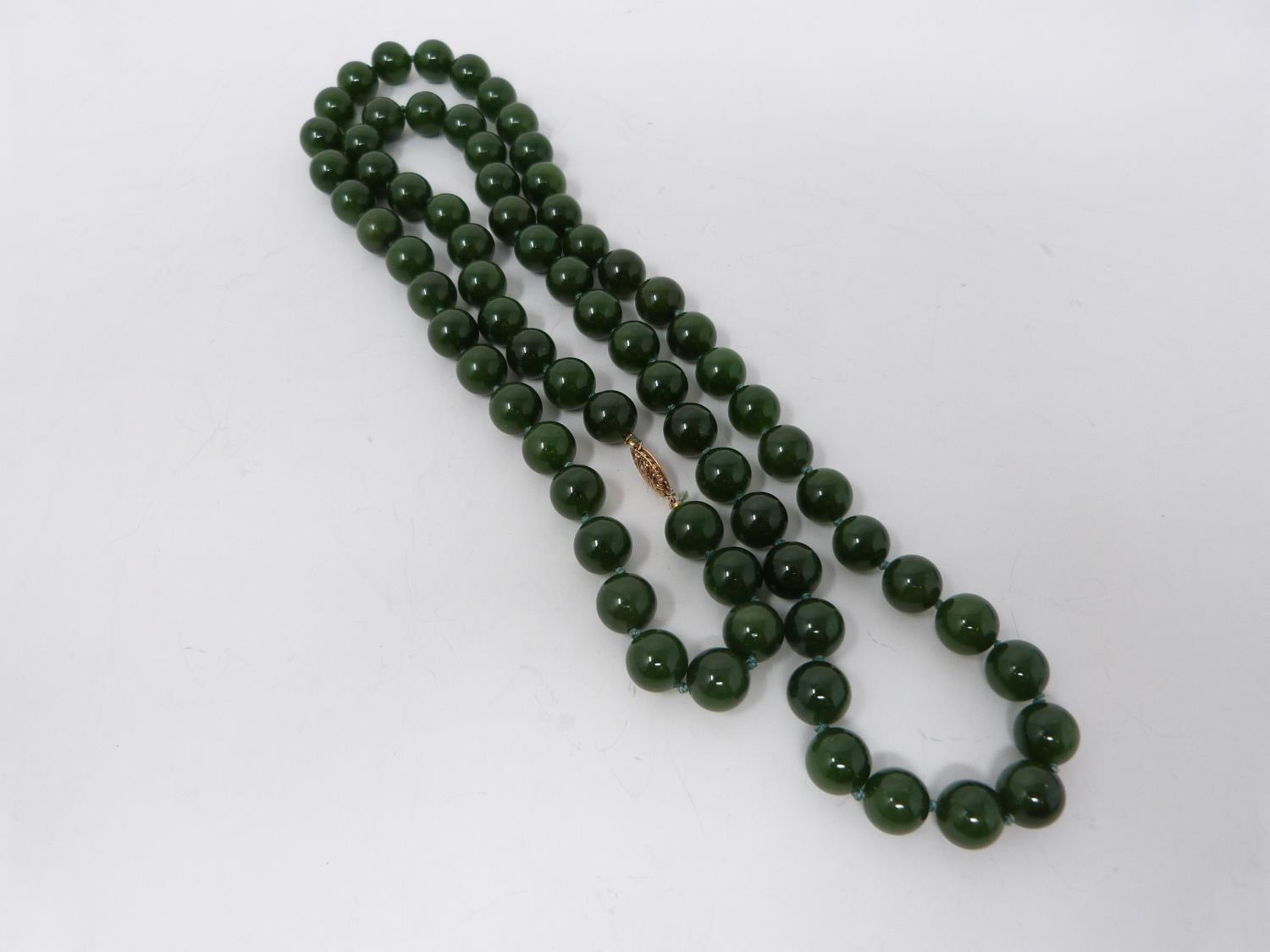 A nephrite necklace with a 10 carat gold clasp. Comprises of 72 round polished nephrite beads, all - Image 5 of 9