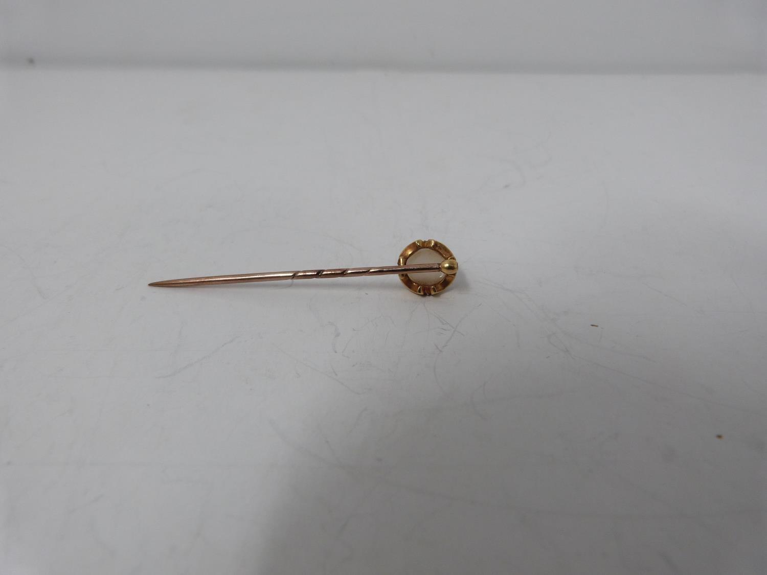 A yellow metal tie pin and cocktail ring. Head of tie pin unscrews, set with a cultured pearl with a - Image 7 of 10