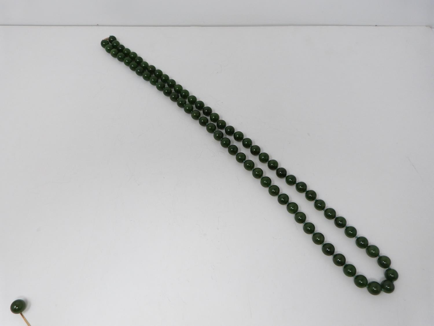 A nephrite necklace with a 10 carat gold clasp. Comprises of 72 round polished nephrite beads, all - Image 2 of 9