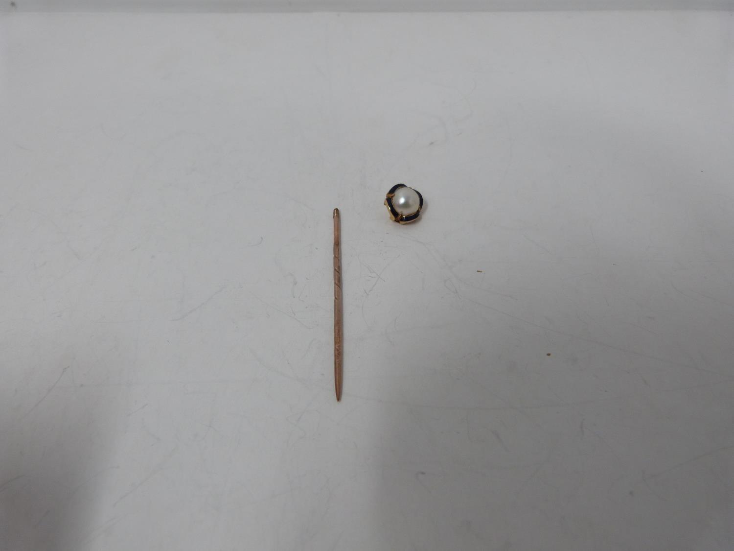 A yellow metal tie pin and cocktail ring. Head of tie pin unscrews, set with a cultured pearl with a - Image 8 of 10