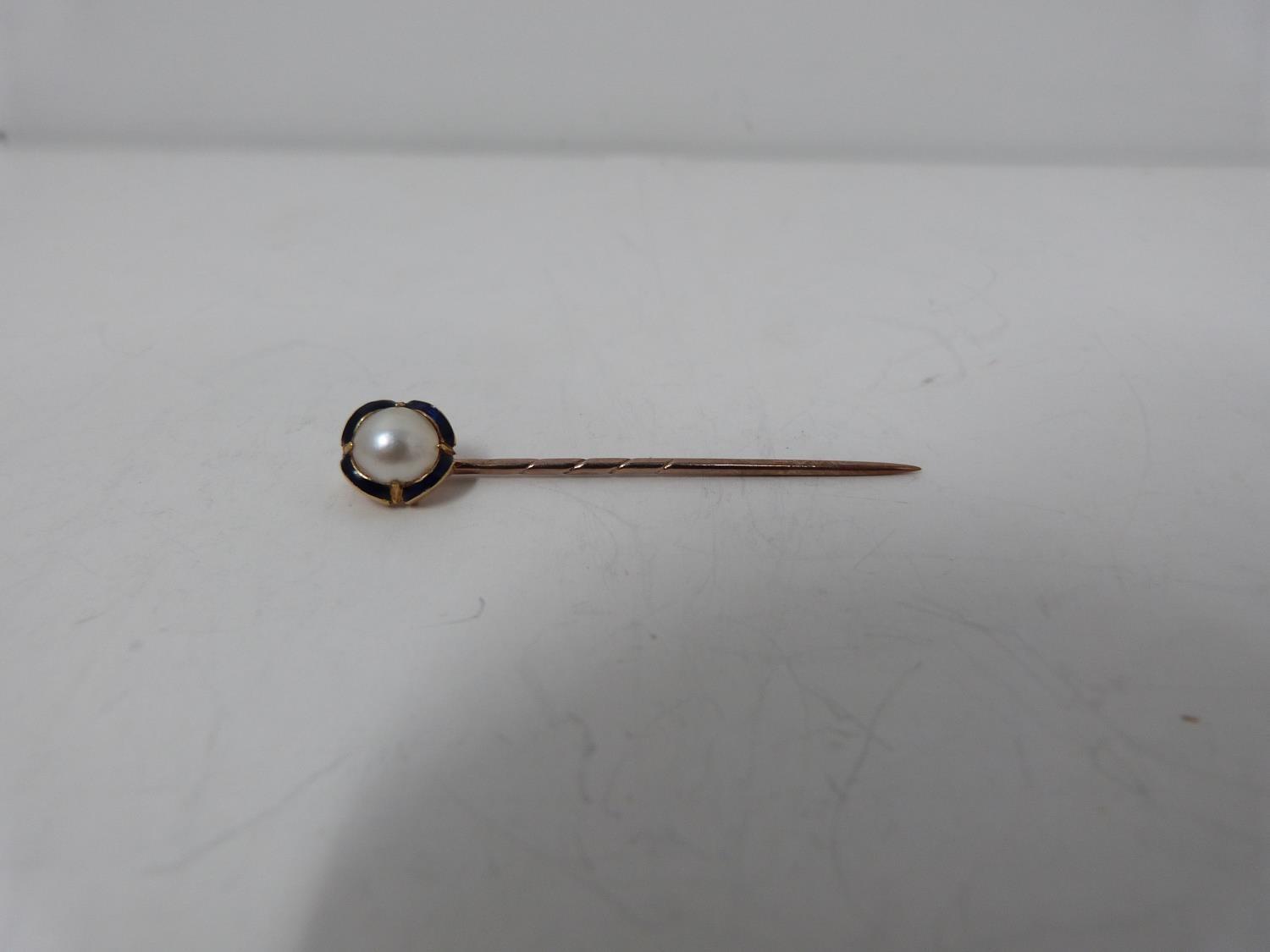 A yellow metal tie pin and cocktail ring. Head of tie pin unscrews, set with a cultured pearl with a - Image 6 of 10