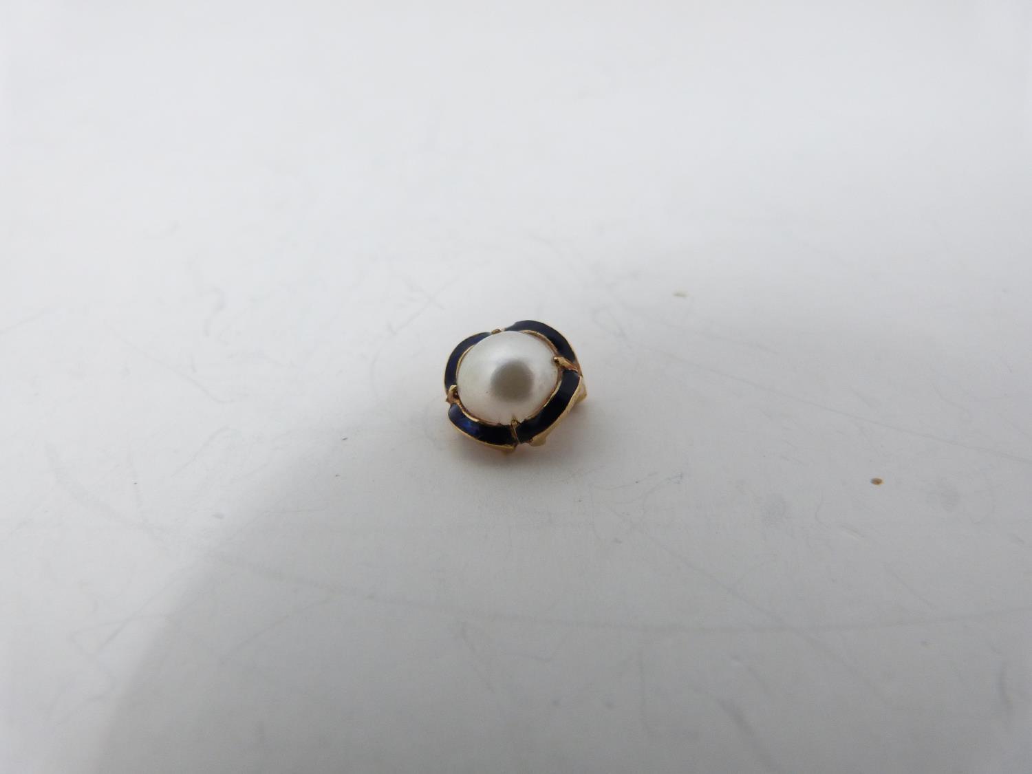 A yellow metal tie pin and cocktail ring. Head of tie pin unscrews, set with a cultured pearl with a - Image 10 of 10