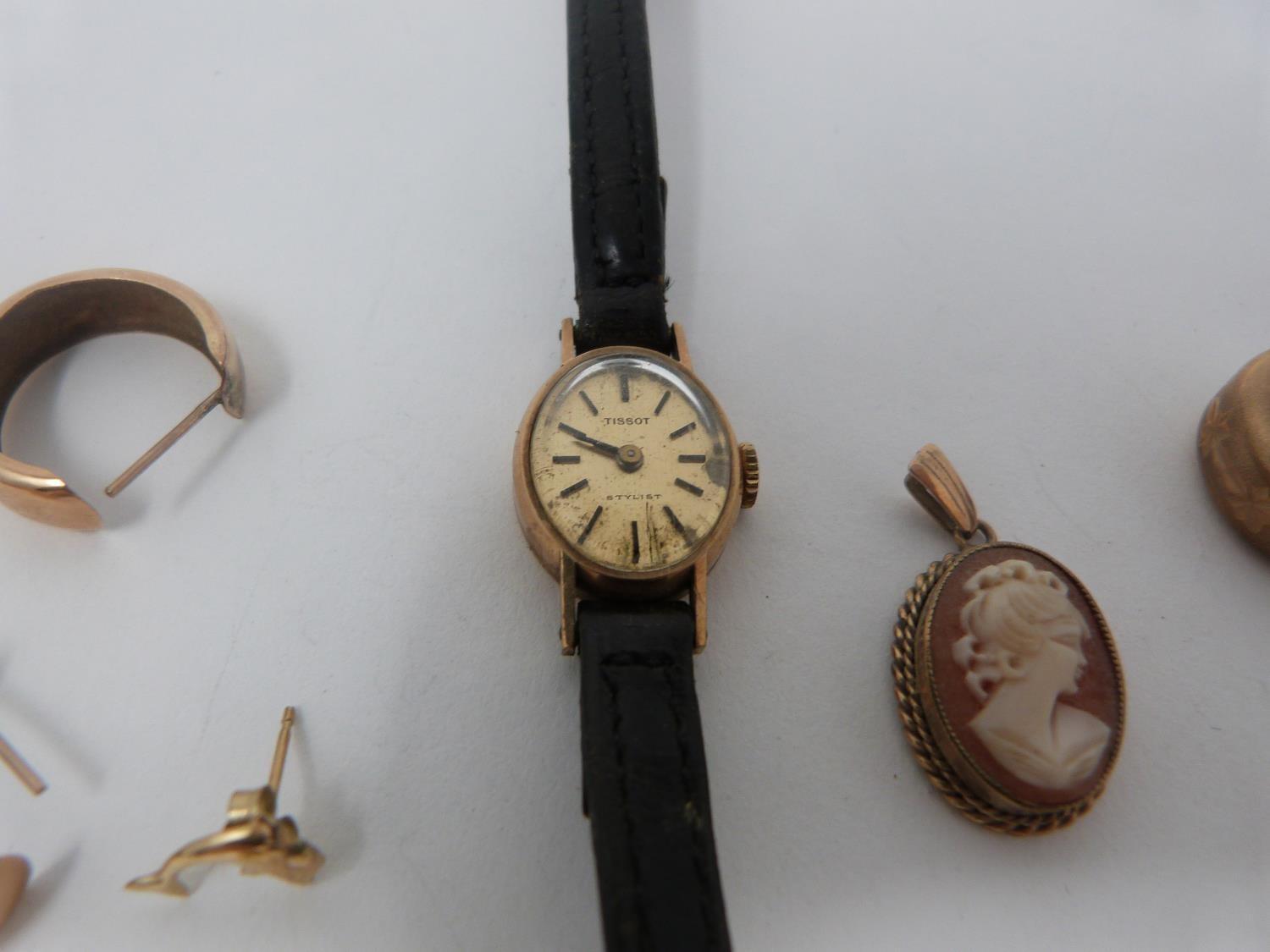 A collection of antique gold and yellow metal jewellery. Including a 9ct gold Tissot ladies watch, - Image 10 of 13