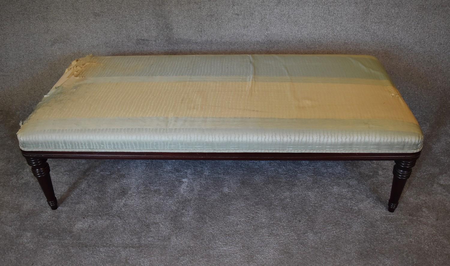 A mahogany framed day bed by George Smith upholstered in a silk fabric. (some wear). H.47 x 168 x - Image 2 of 6