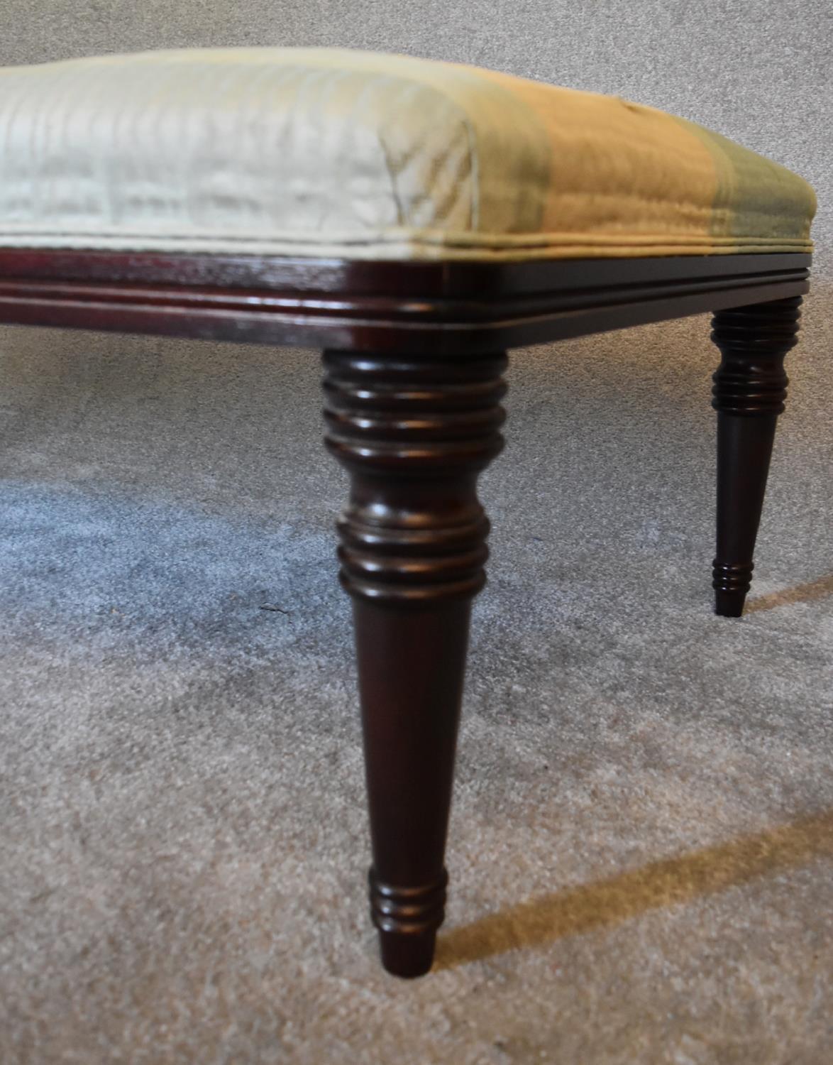 A mahogany framed day bed by George Smith upholstered in a silk fabric. (some wear). H.47 x 168 x - Image 4 of 6