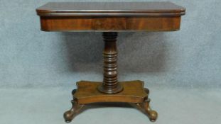 A Victorian mahogany tea table raised on turned central pedestal on quatreform base. H.73 W.89 D.