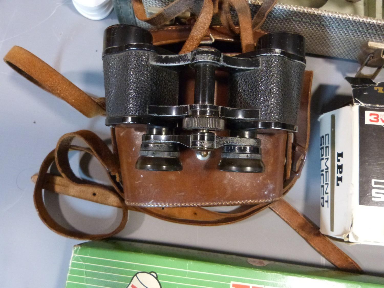 A collection of cameras and cinematic equipment including a Zeiss Ikon camera in leather case, Aldis - Image 2 of 16