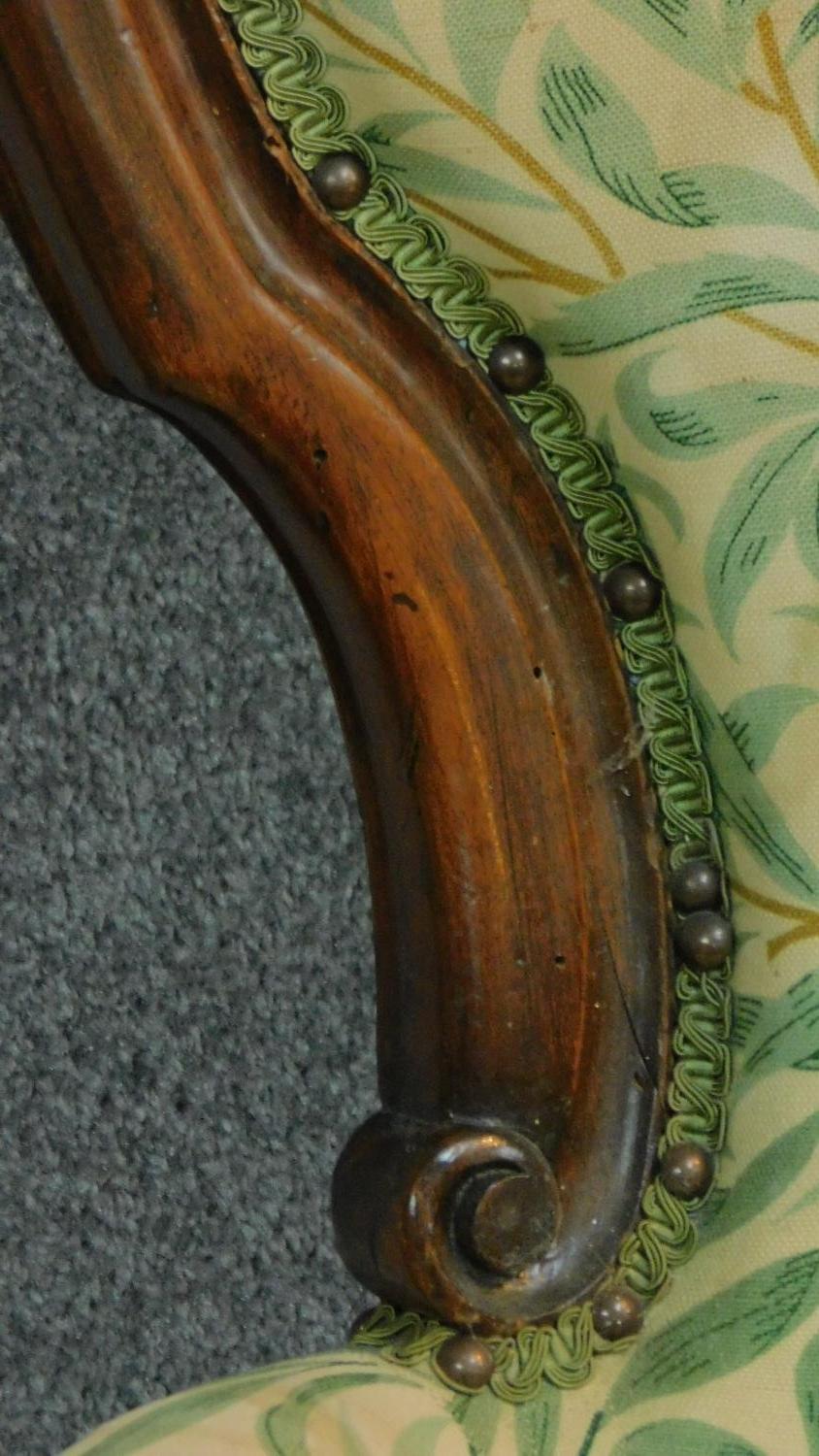 A near pair of French style walnut framed spoon back armchairs on cabriole supports. H.101cm - Image 5 of 9