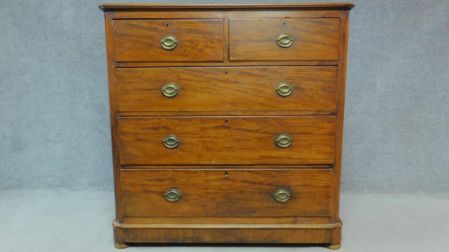 An Edwardian mahogany chest of two short over three long drawers raised on pebble feet. H.123 W.