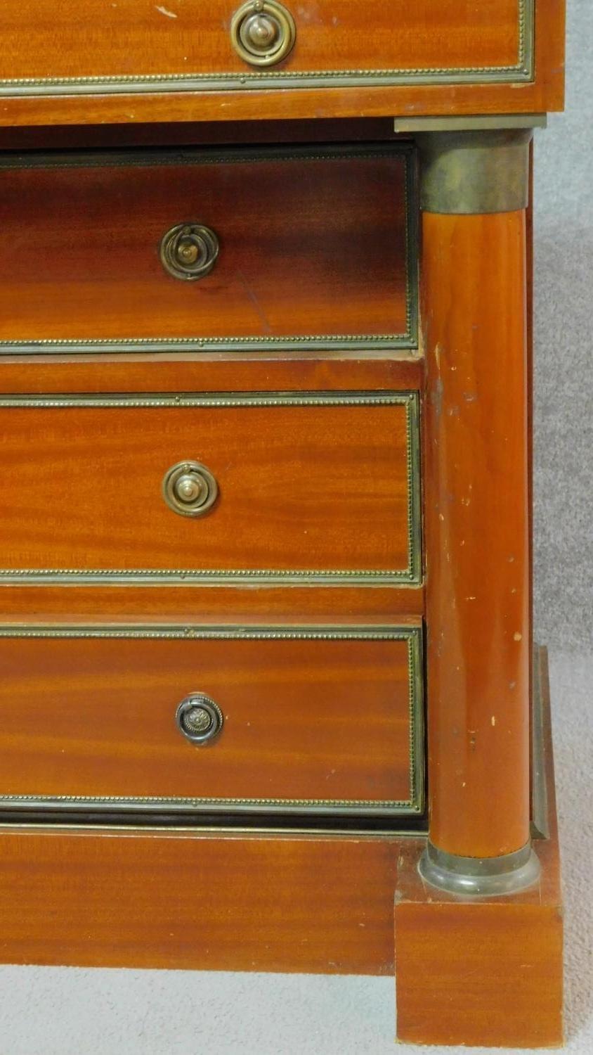 A Georgian style mahogany empire dresser with white marble top, decorative pillars to the sides - Image 5 of 5