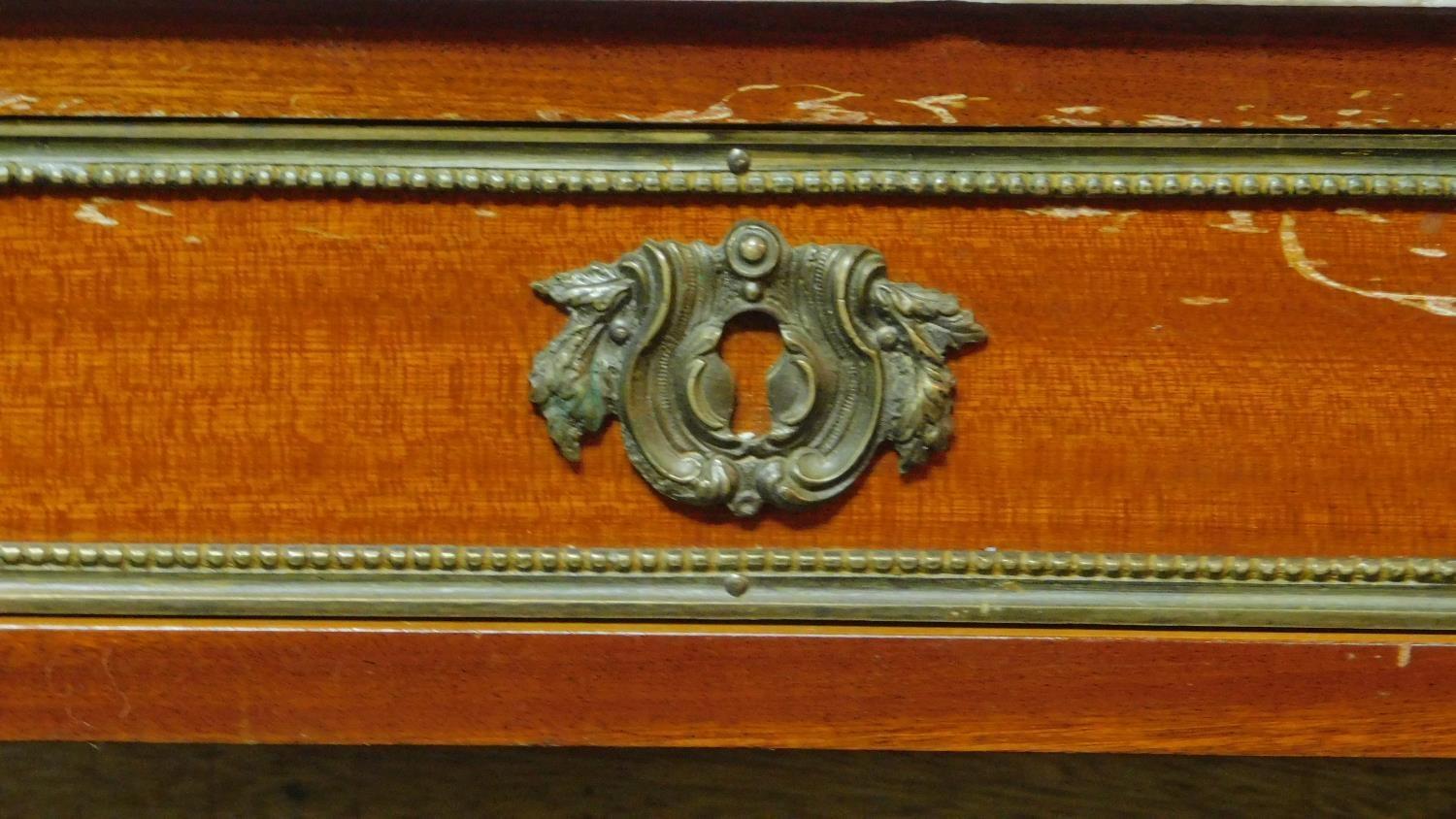 A Georgian style mahogany empire dresser with white marble top, decorative pillars to the sides - Image 4 of 5