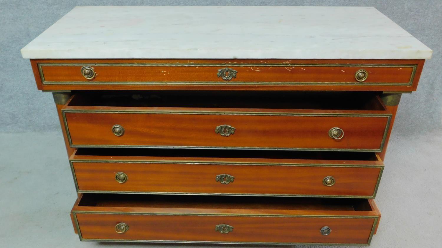 A Georgian style mahogany empire dresser with white marble top, decorative pillars to the sides - Image 3 of 5
