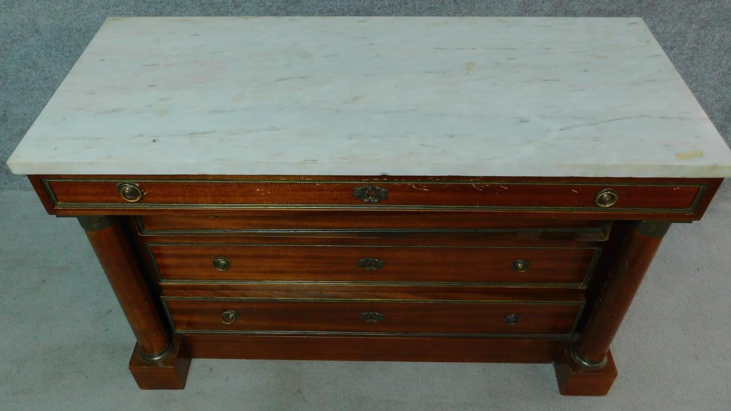 A Georgian style mahogany empire dresser with white marble top, decorative pillars to the sides - Image 2 of 5