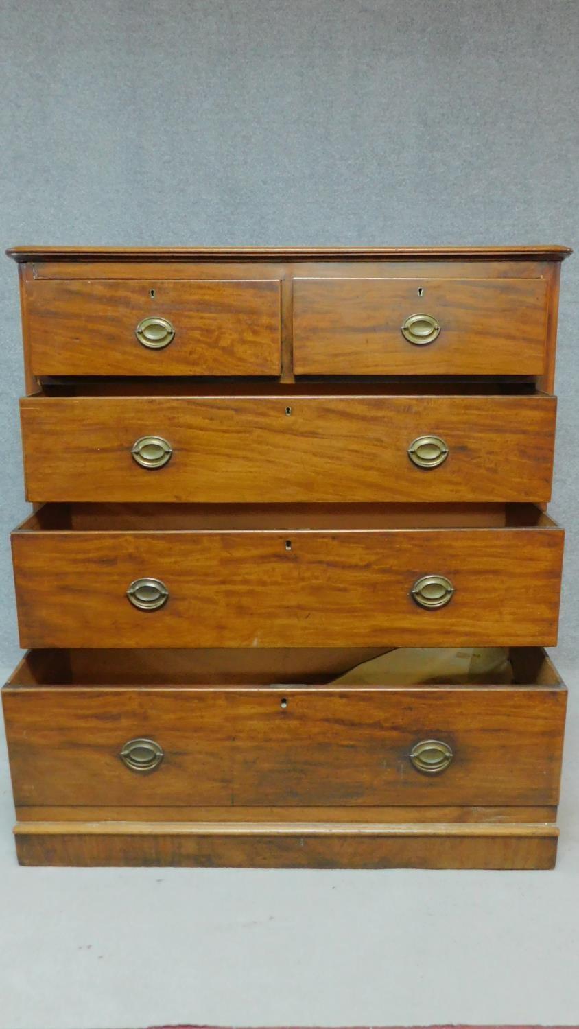 An Edwardian mahogany chest of two short over three long drawers raised on pebble feet. H.123 W. - Image 3 of 7