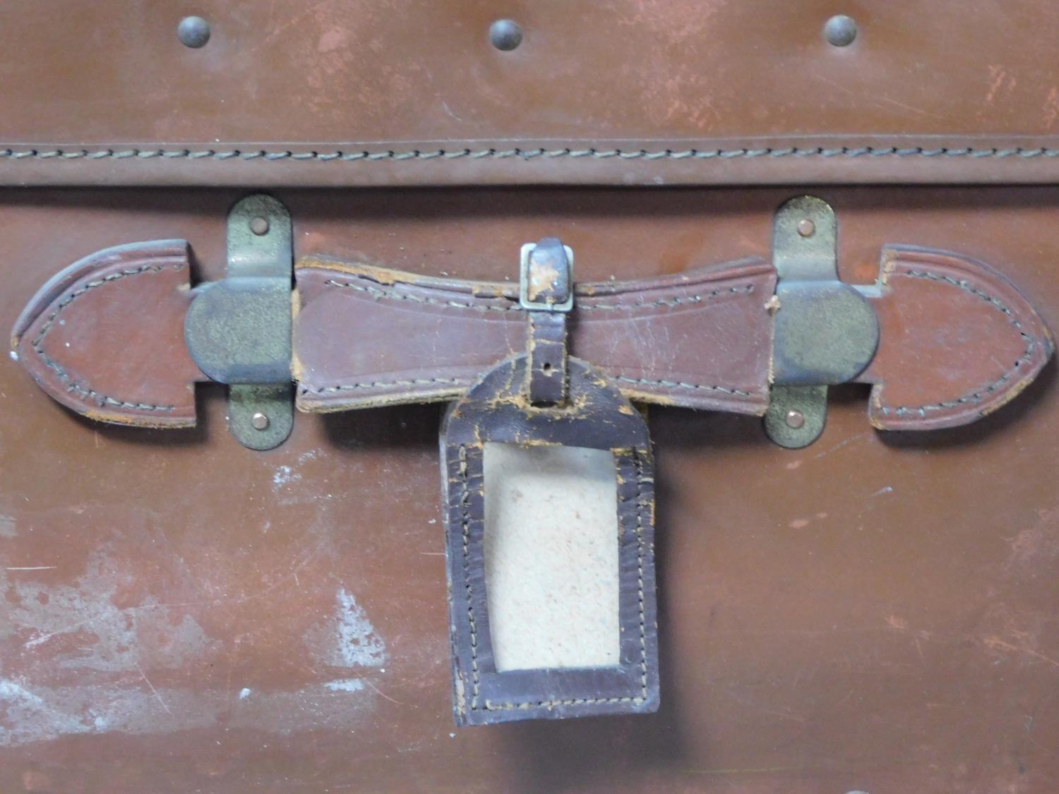 A vintage leather and wood steamer trunk. H.34 W.84 D.54cm - Image 5 of 7